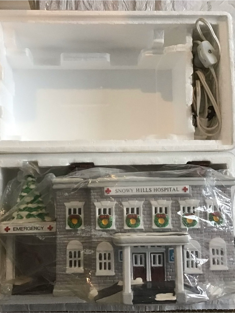 Department 56 The Original Snow Village 1993 "Snowy Hills Hospital" w/light